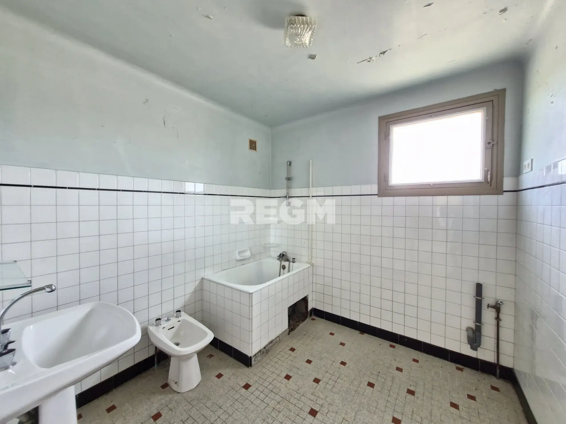 Maison à rénover proche de Tournay avec potentiel locatif et vue dégagée 