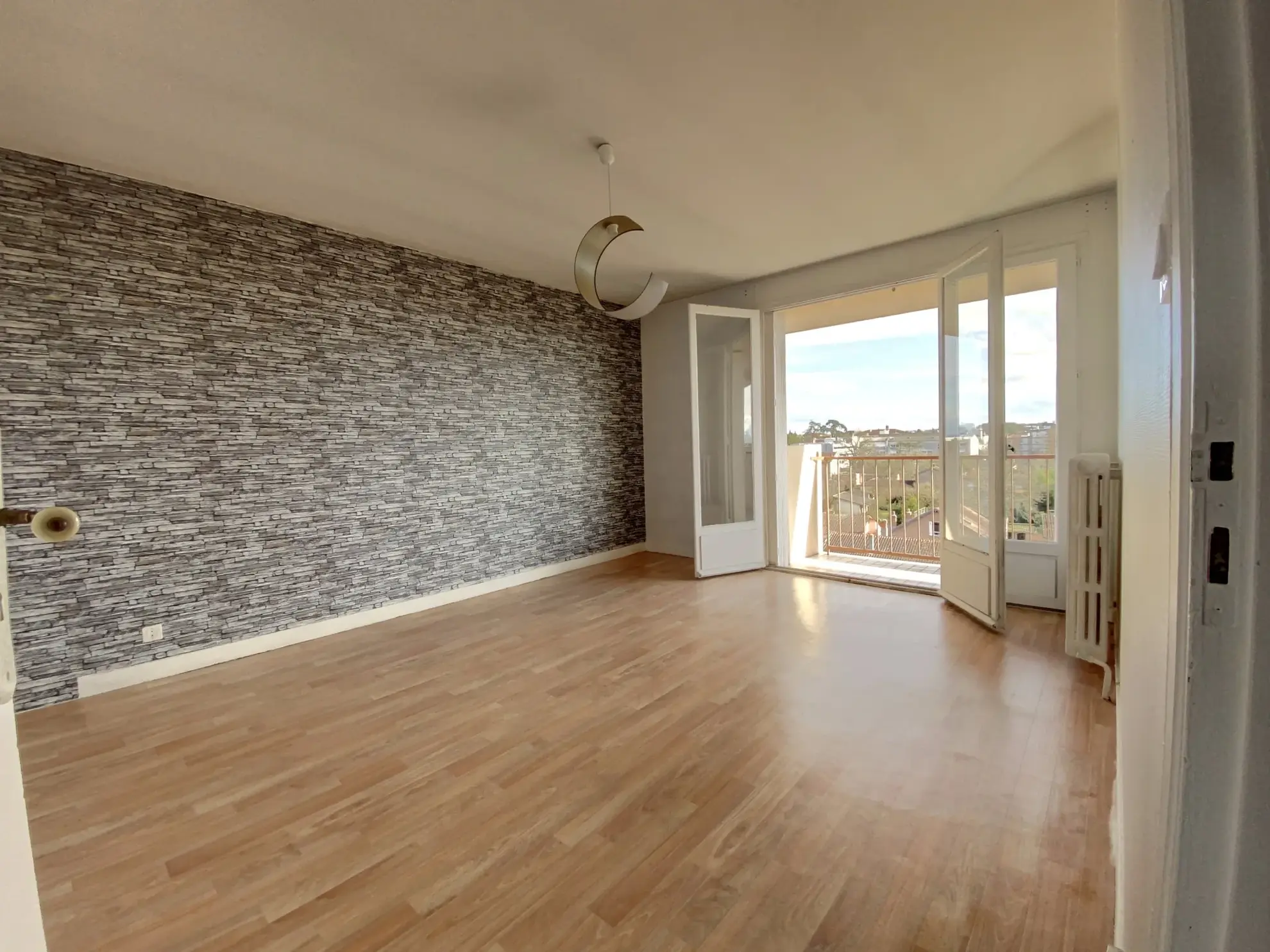 Appartement T2 avec Vue Panoramique à Montauban, Balcon et Parking Privatif 
