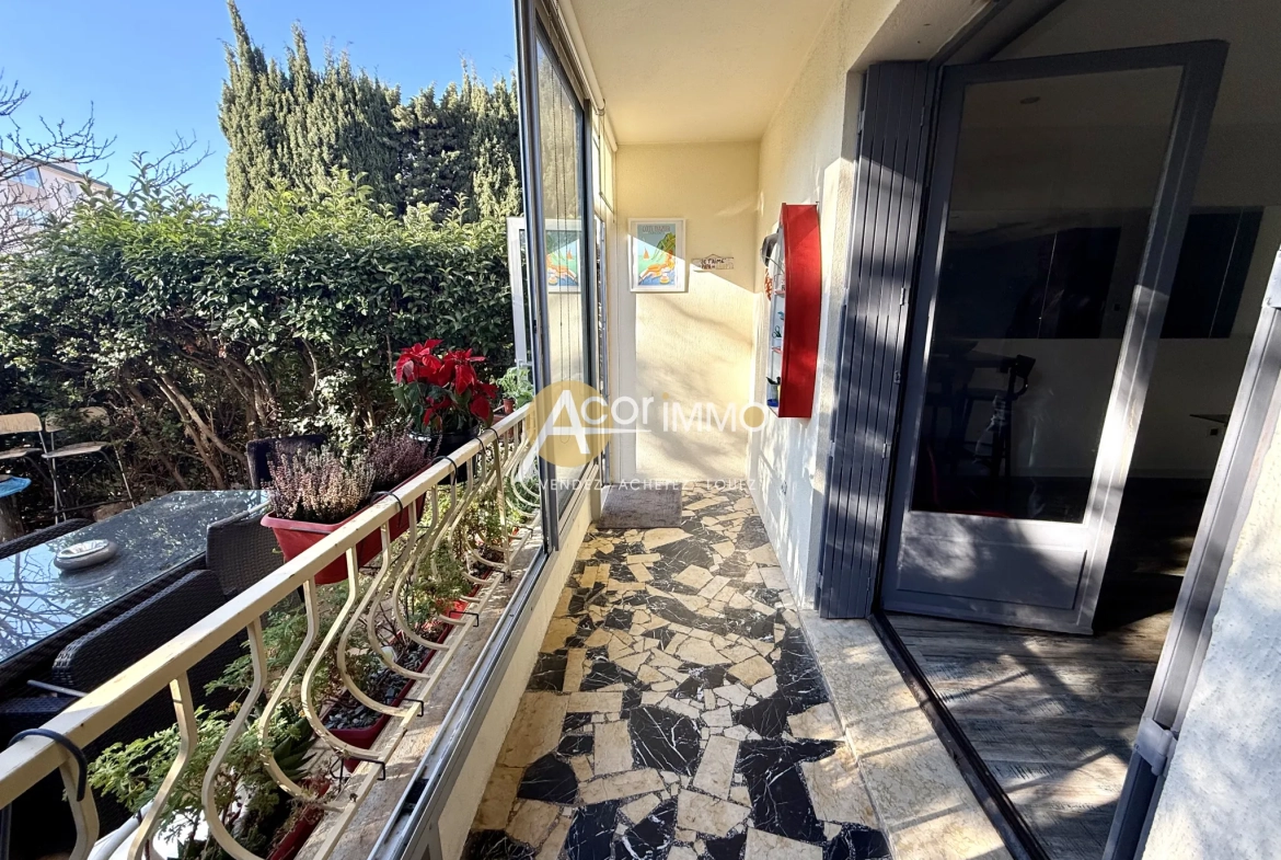 Rez-de-jardin lumineux de 32m2 à Sanary-sur-Mer avec parking privé 