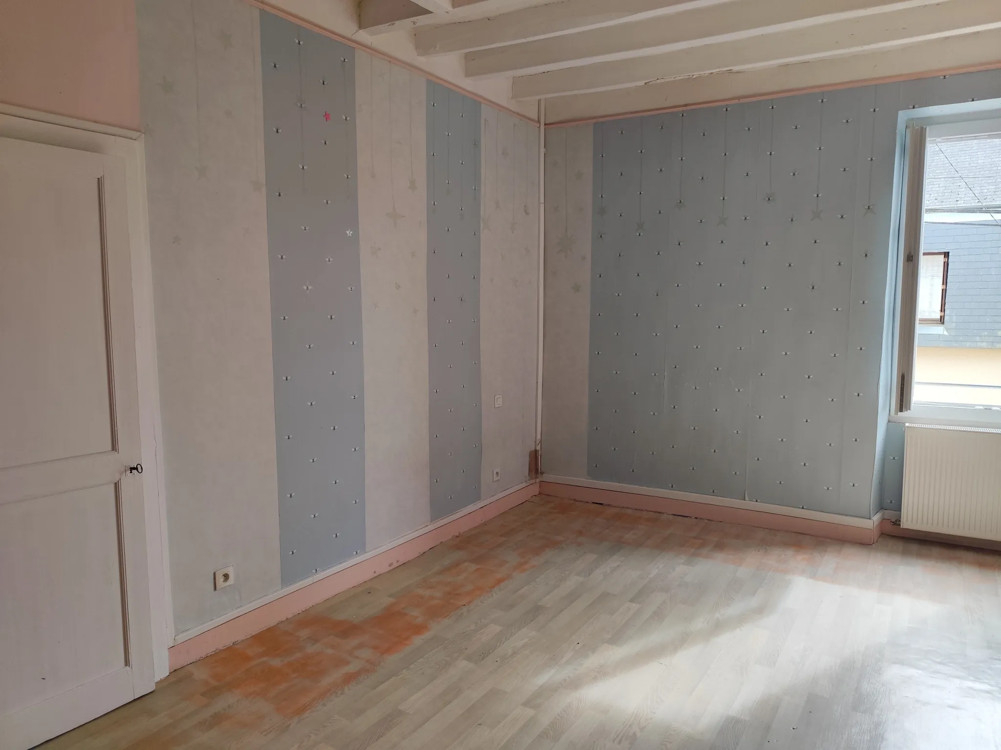 Maison familiale lumineuse à Sablé-sur-Sarthe avec 4 chambres et grand potentiel 