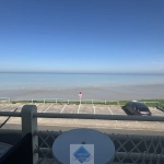 Studio face mer avec balcon à Ault – Vue imprenable sur la plage d'Onival