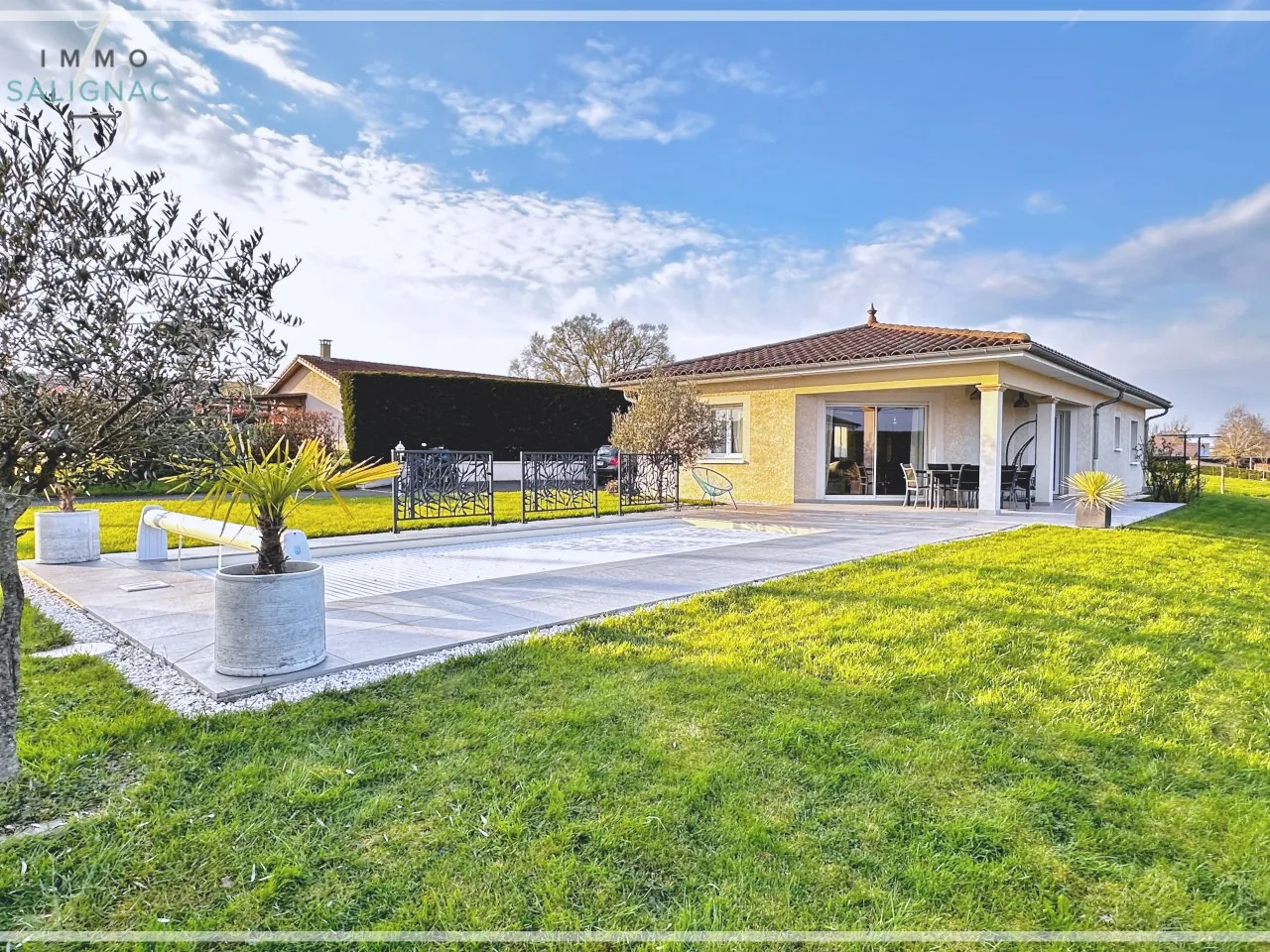 Maison moderne avec piscine chauffée, garage et jardin à Saint-Cyr-sur-Menthon 
