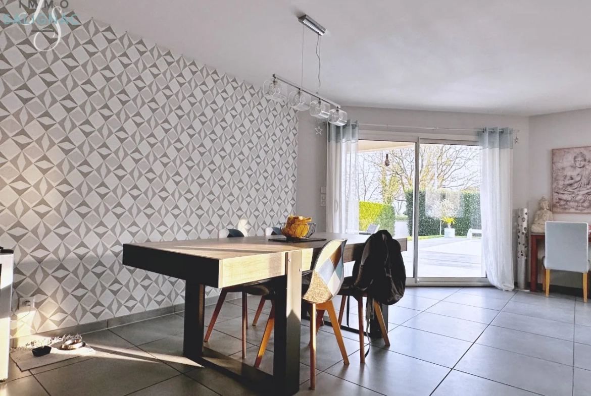 Maison moderne avec piscine chauffée, garage et jardin à Saint-Cyr-sur-Menthon 
