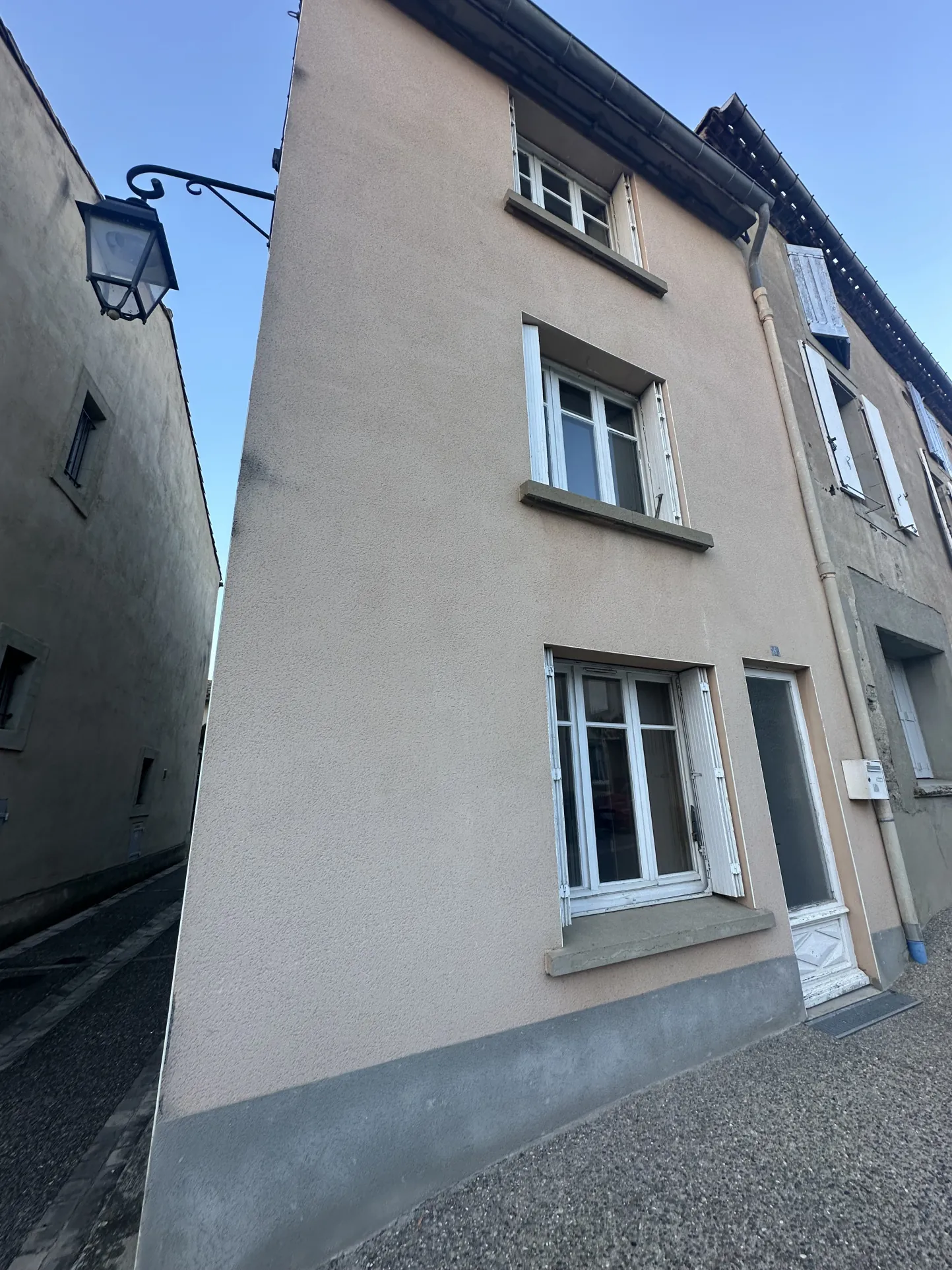 Maison de village à rafraîchir à Conques-sur-Orbiel avec 4 chambres 