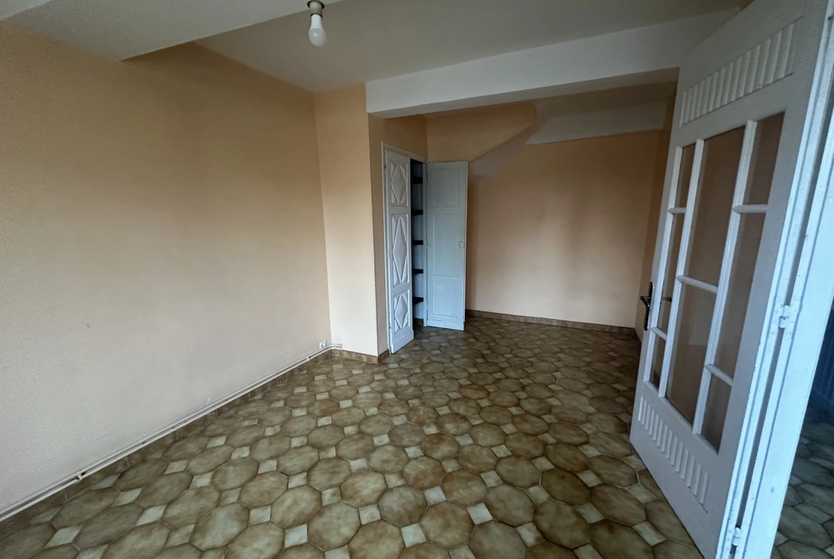 Maison de village à rafraîchir à Conques-sur-Orbiel avec 4 chambres 