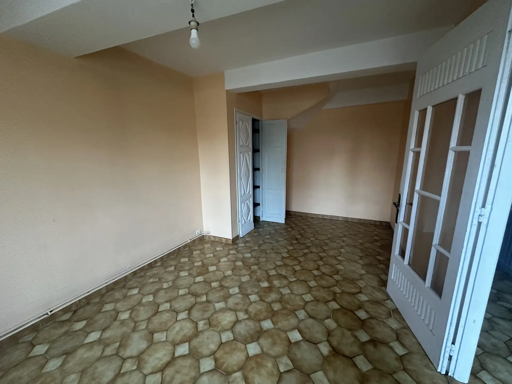 Maison de village à rafraîchir à Conques-sur-Orbiel avec 4 chambres 