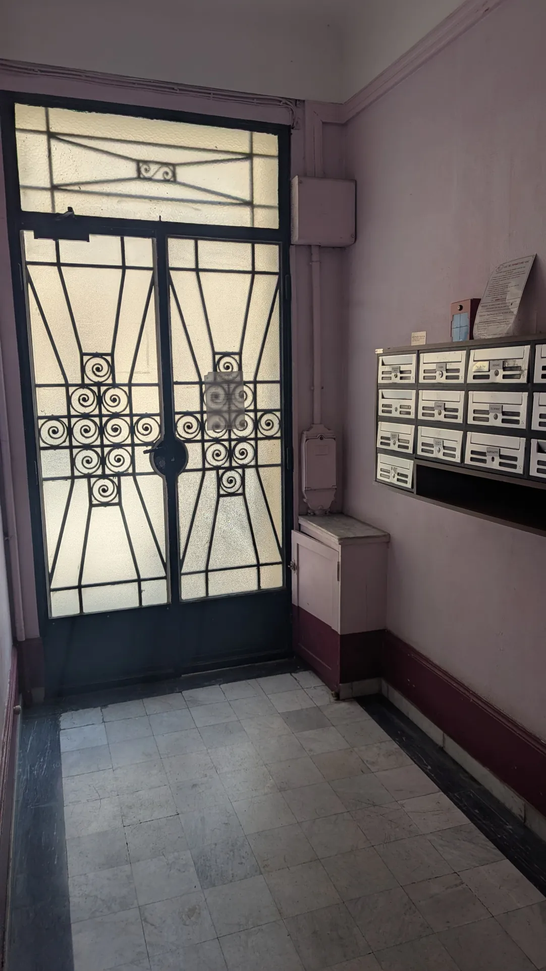 Studio à Nice République avec cave, lumineux et calme, dernier étage, proche tramway 