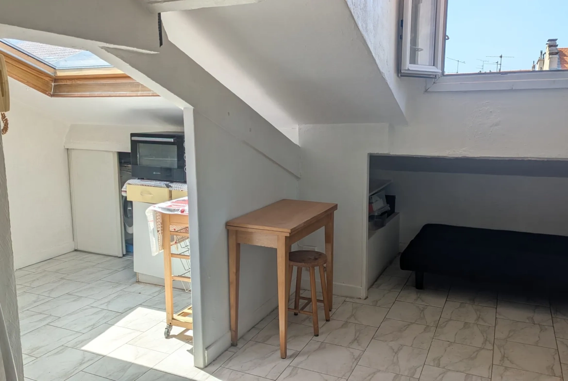 Studio à Nice République avec cave, lumineux et calme, dernier étage, proche tramway 