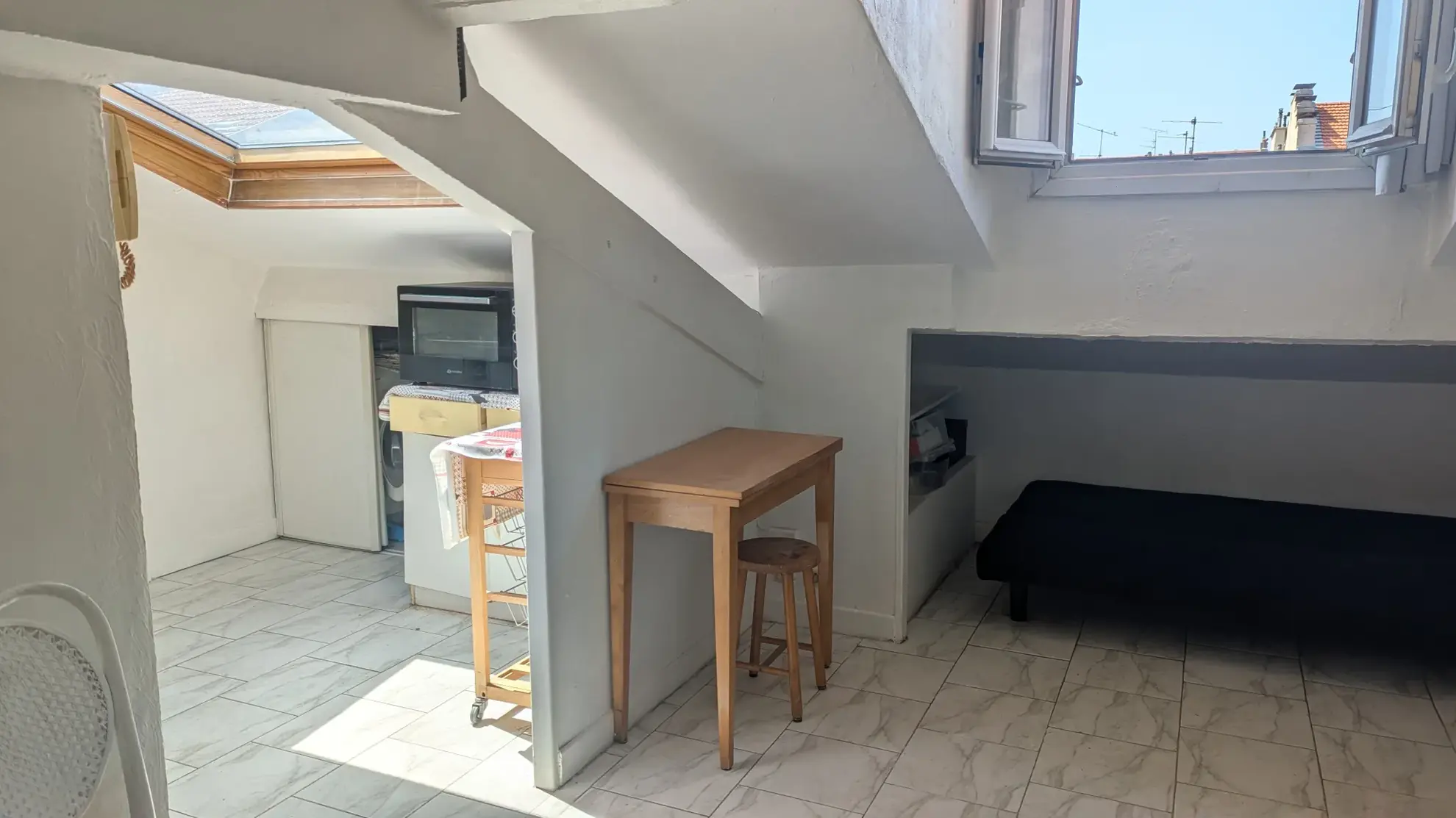 Studio à Nice République avec cave, lumineux et calme, dernier étage, proche tramway 