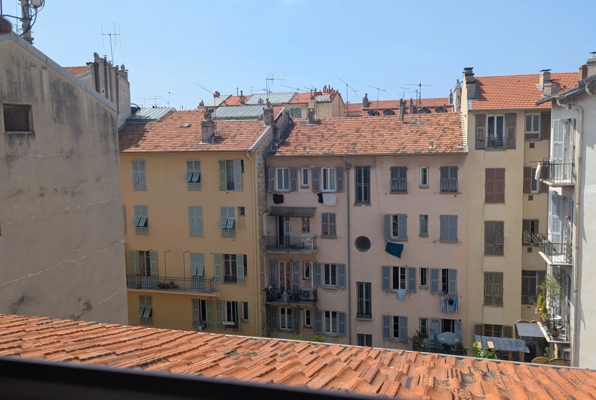 Studio à Nice République avec cave, lumineux et calme, dernier étage, proche tramway 