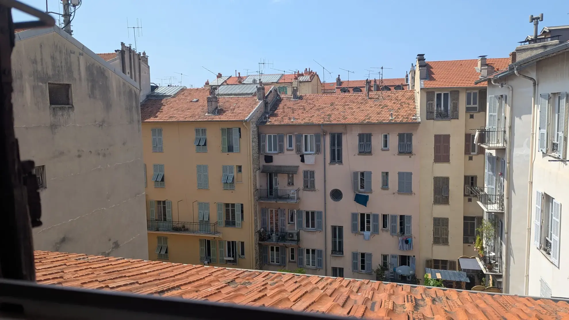 Studio à Nice République avec cave, lumineux et calme, dernier étage, proche tramway 