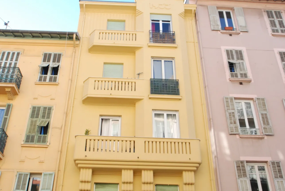 Studio à Nice République avec cave, lumineux et calme, dernier étage, proche tramway 