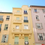 Studio à Nice République avec cave, lumineux et calme, dernier étage, proche tramway