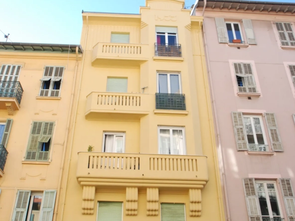 Studio à Nice République avec cave, lumineux et calme, dernier étage, proche tramway