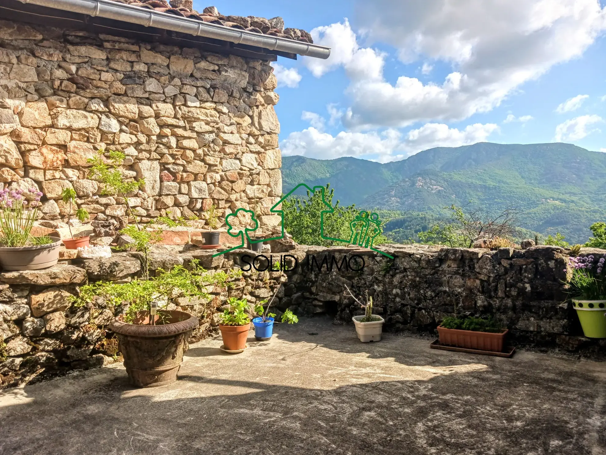 Charmante maison en pierre de 122 m² avec vue magnifique à Beaumont 