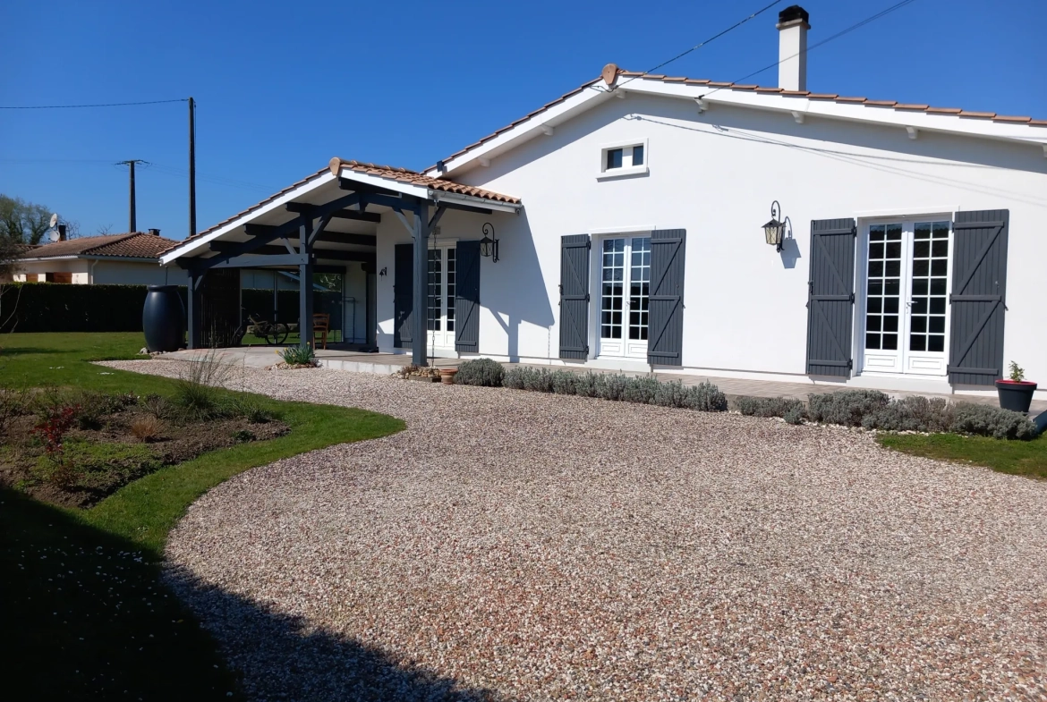 Charmante maison de plain-pied rénovée à Langon avec jardinet et terrasses 
