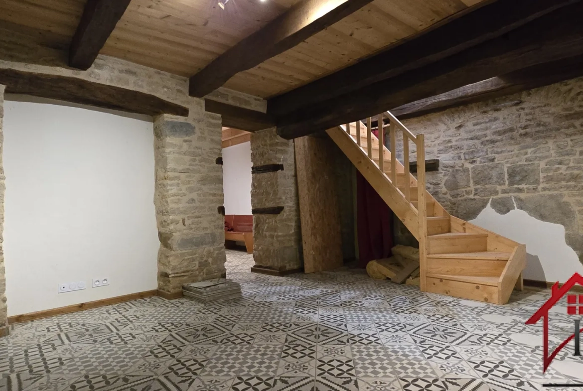 Maison de village rénovée de 191 m² à Servin avec garage et dépendances 