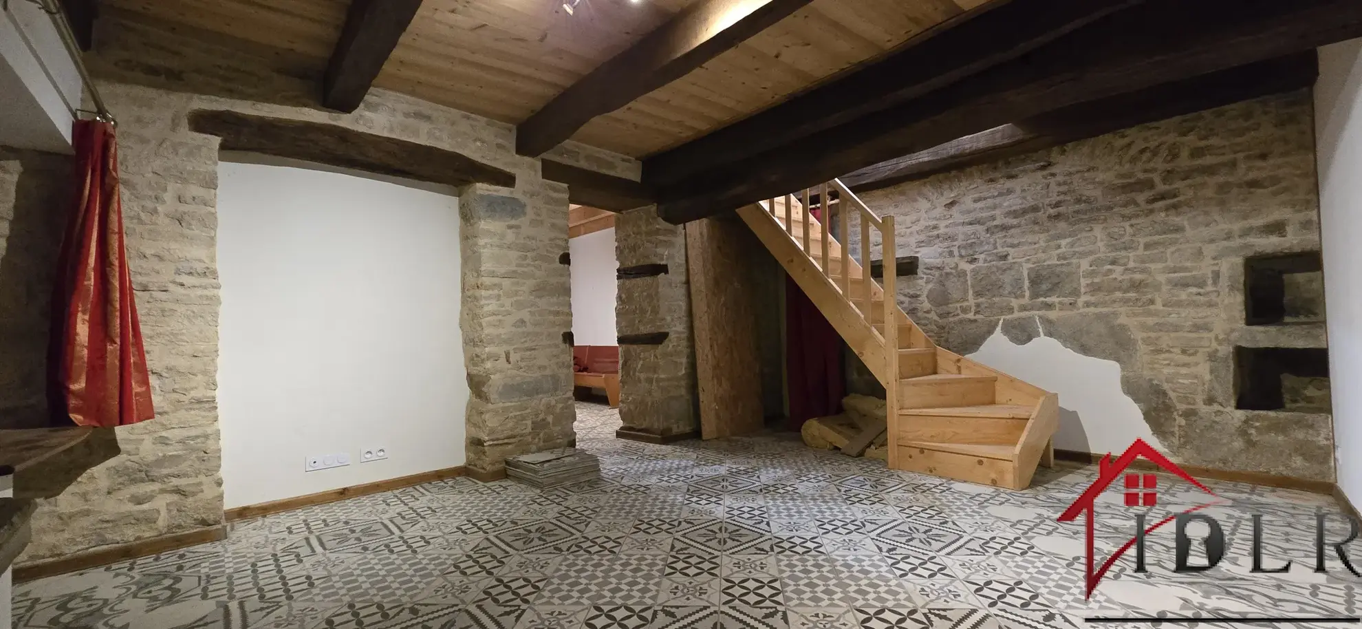 Maison de village rénovée de 191 m² à Servin avec garage et dépendances 