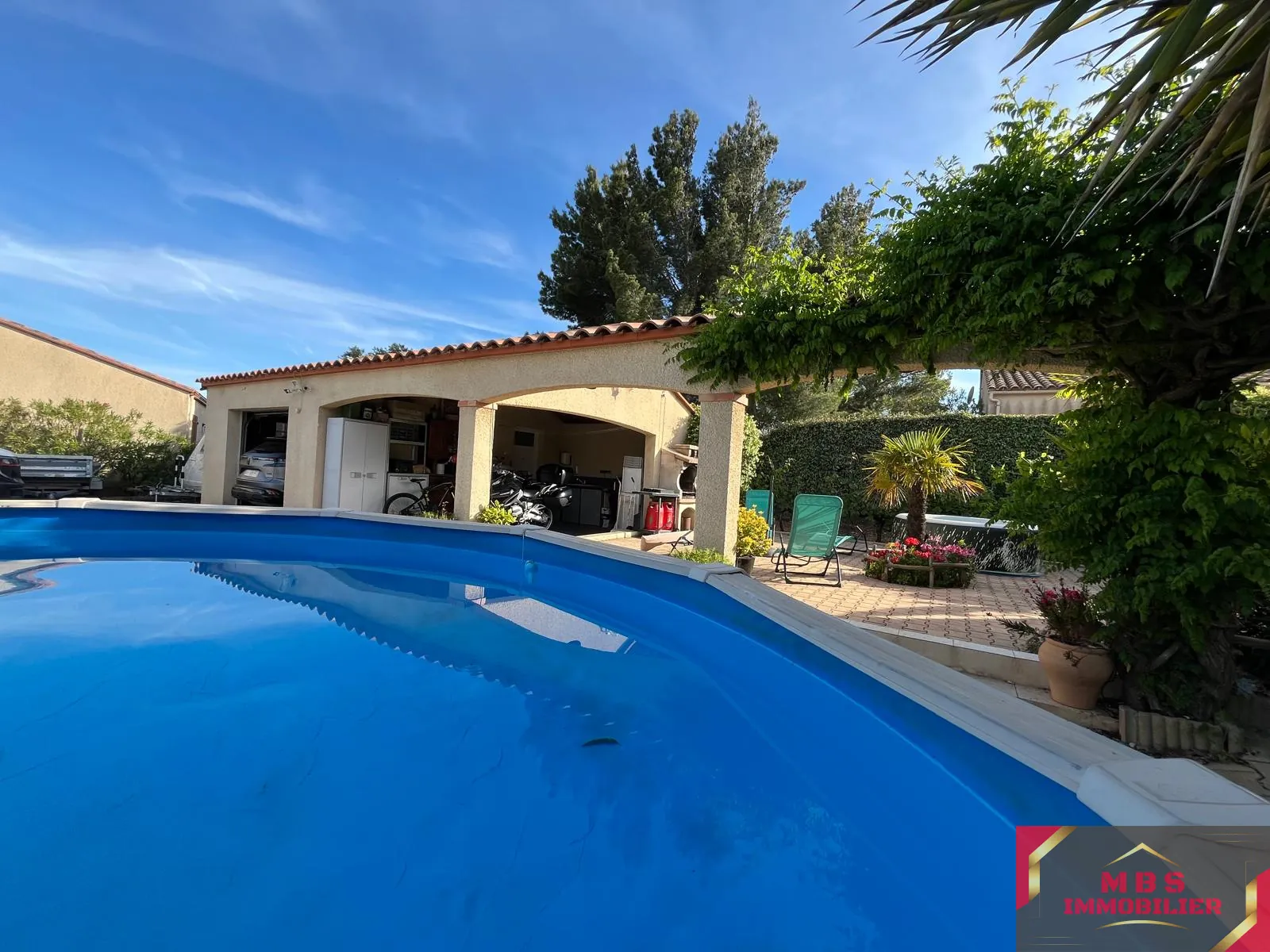 À vendre maison 4 faces en plain-pied à Tuchan avec piscine et terrasses 
