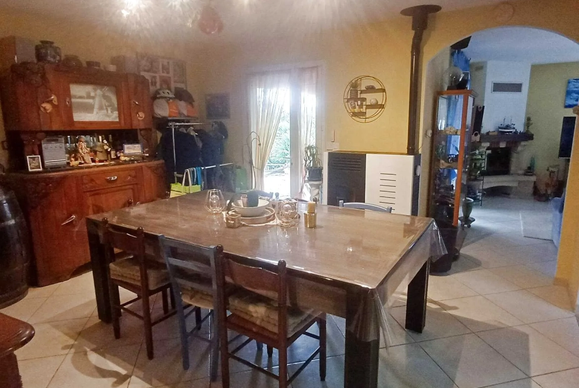 À vendre maison 4 faces en plain-pied à Tuchan avec piscine et terrasses 
