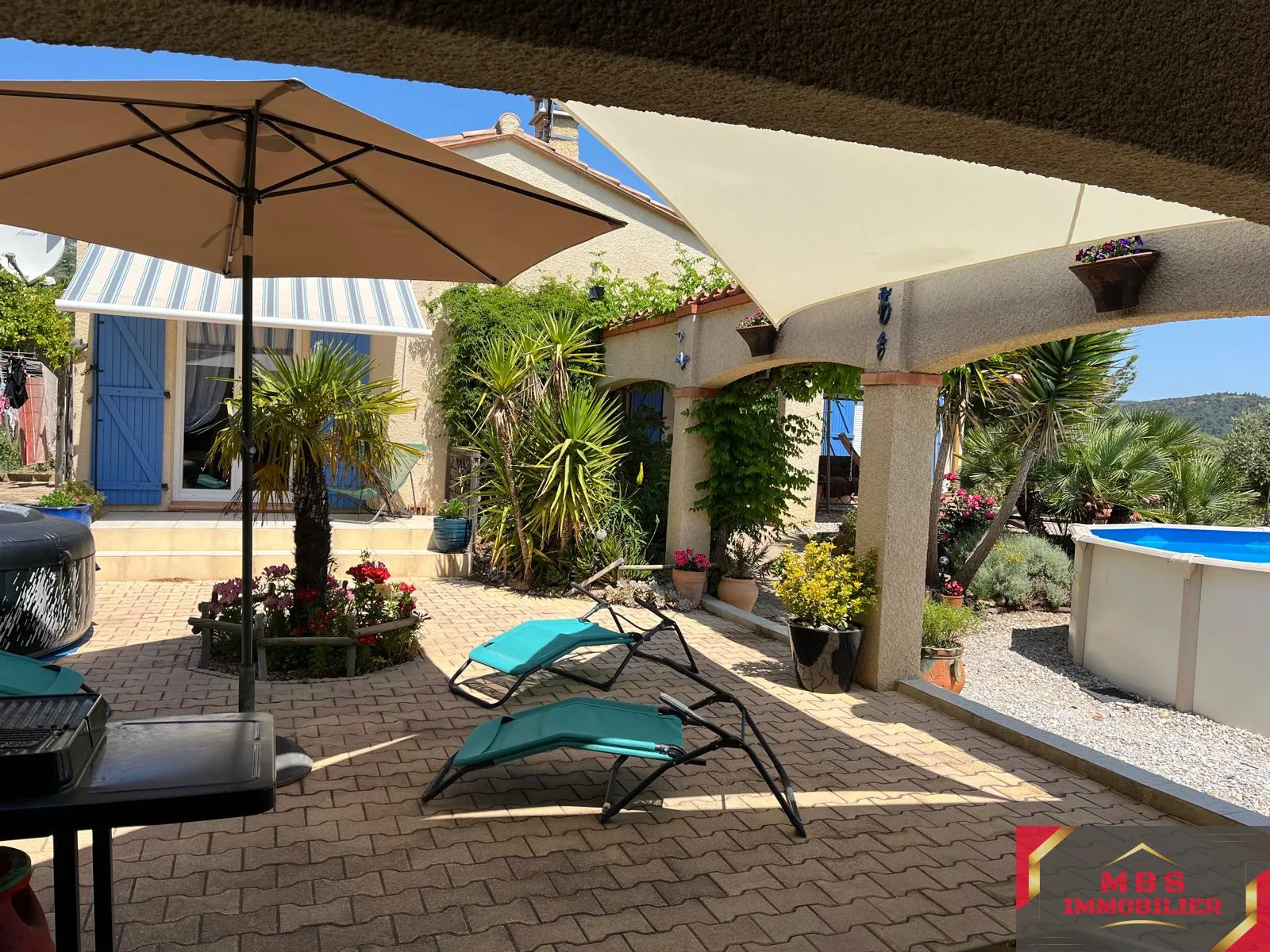 À vendre maison 4 faces en plain-pied à Tuchan avec piscine et terrasses 