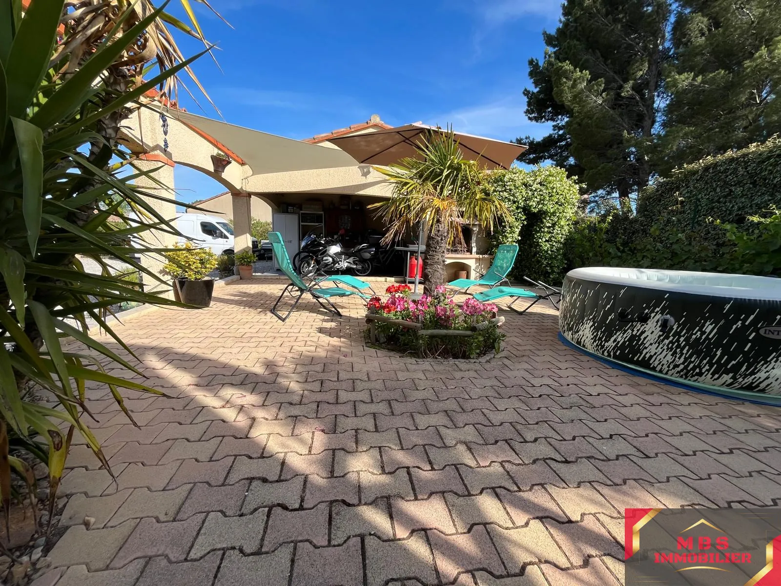 À vendre maison 4 faces en plain-pied à Tuchan avec piscine et terrasses 