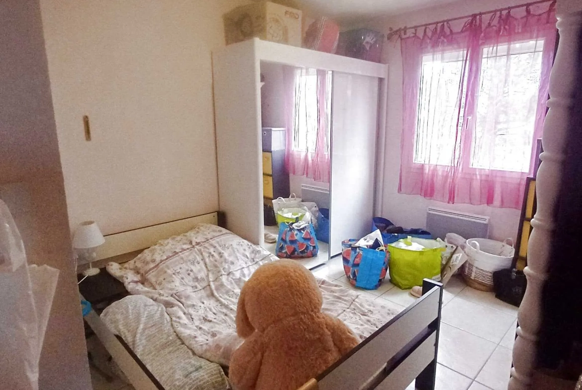 À vendre maison 4 faces en plain-pied à Tuchan avec piscine et terrasses 
