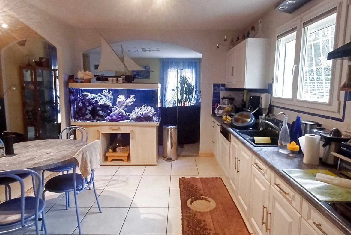 À vendre maison 4 faces en plain-pied à Tuchan avec piscine et terrasses 
