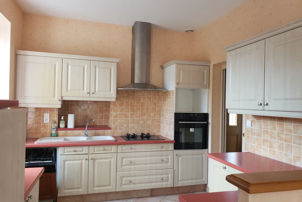 Maison à vendre de 174 m² à Sées, proche commodités 