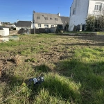Terrain constructible de 566 m² à Baud, environnement calme et proche des écoles