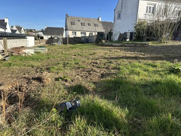Terrain constructible de 566 m² à Baud, environnement calme et proche des écoles