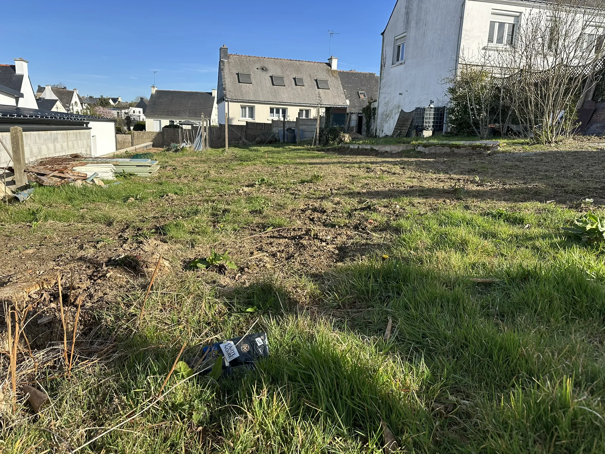 Terrain constructible de 566 m² à Baud, environnement calme et proche des écoles 