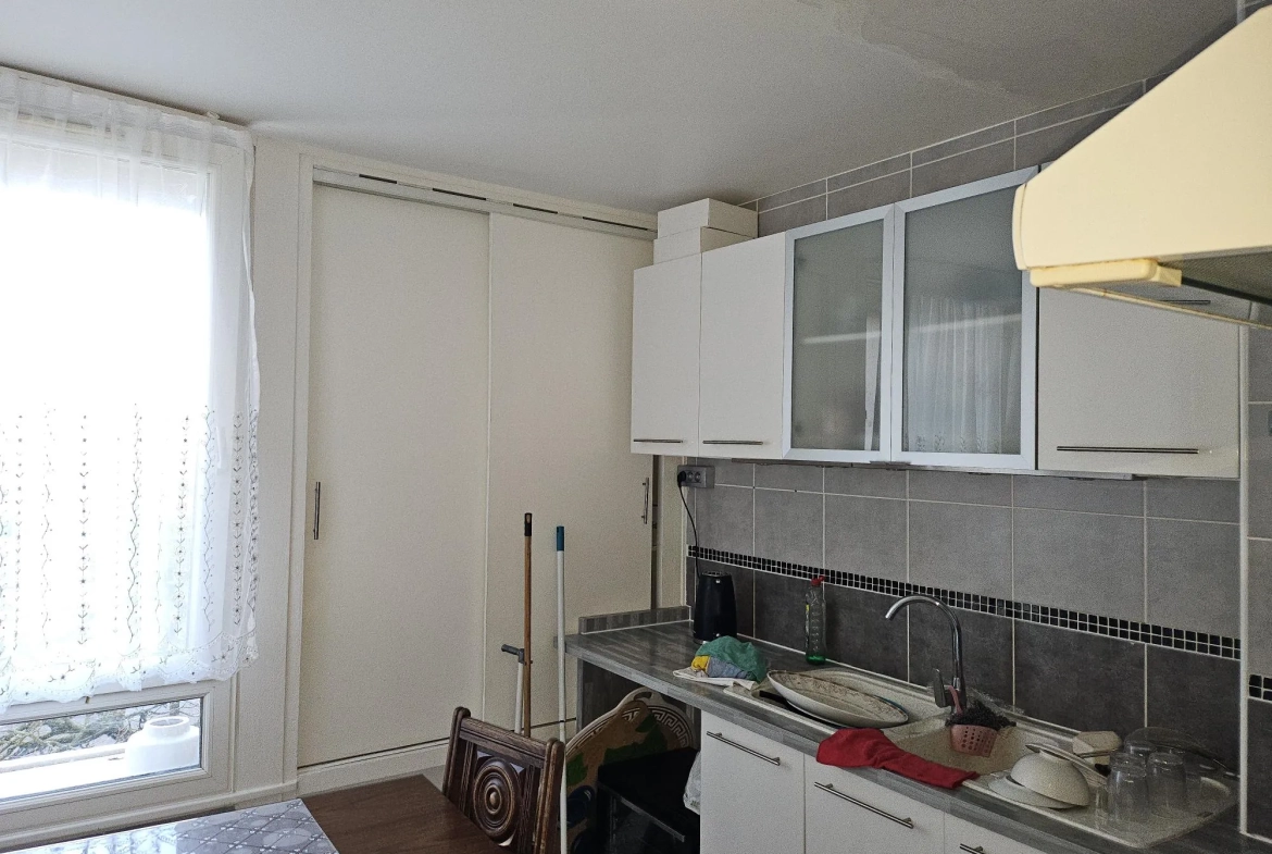 Appartement 4 pièces loué à Élancourt, bail sécurisé, parking et cave 