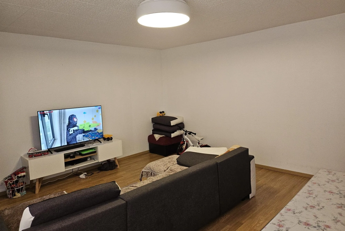 Appartement 4 pièces loué à Élancourt, bail sécurisé, parking et cave 