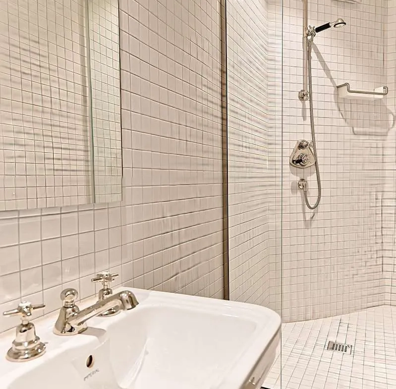 Studio lumineux rénové avec vue dégagée, ascenseur et emplacement privilégié à Paris 11e 