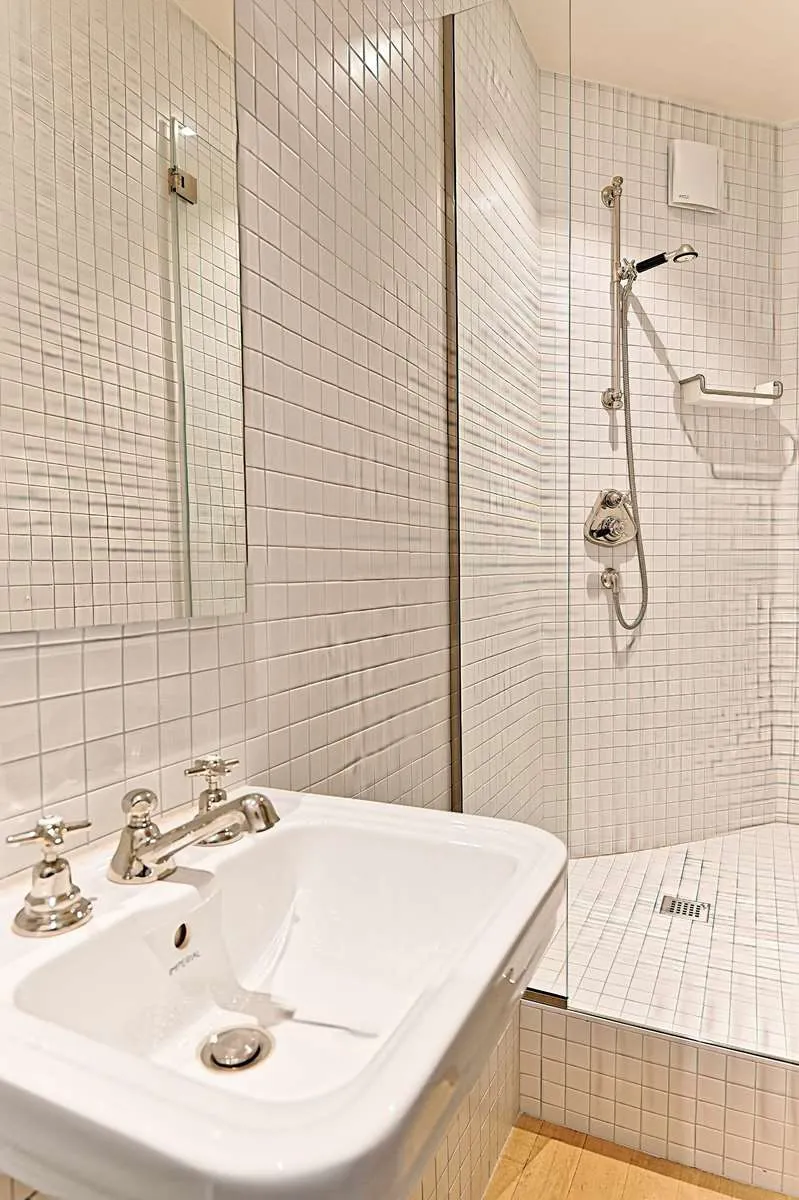 Studio lumineux rénové avec vue dégagée, ascenseur et emplacement privilégié à Paris 11e 