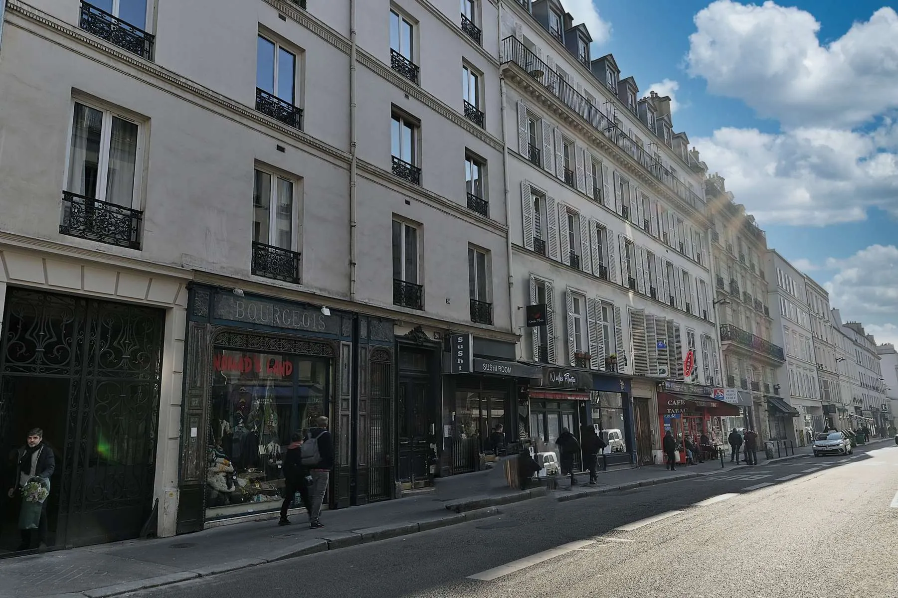 Studio lumineux rénové avec vue dégagée, ascenseur et emplacement privilégié à Paris 11e 
