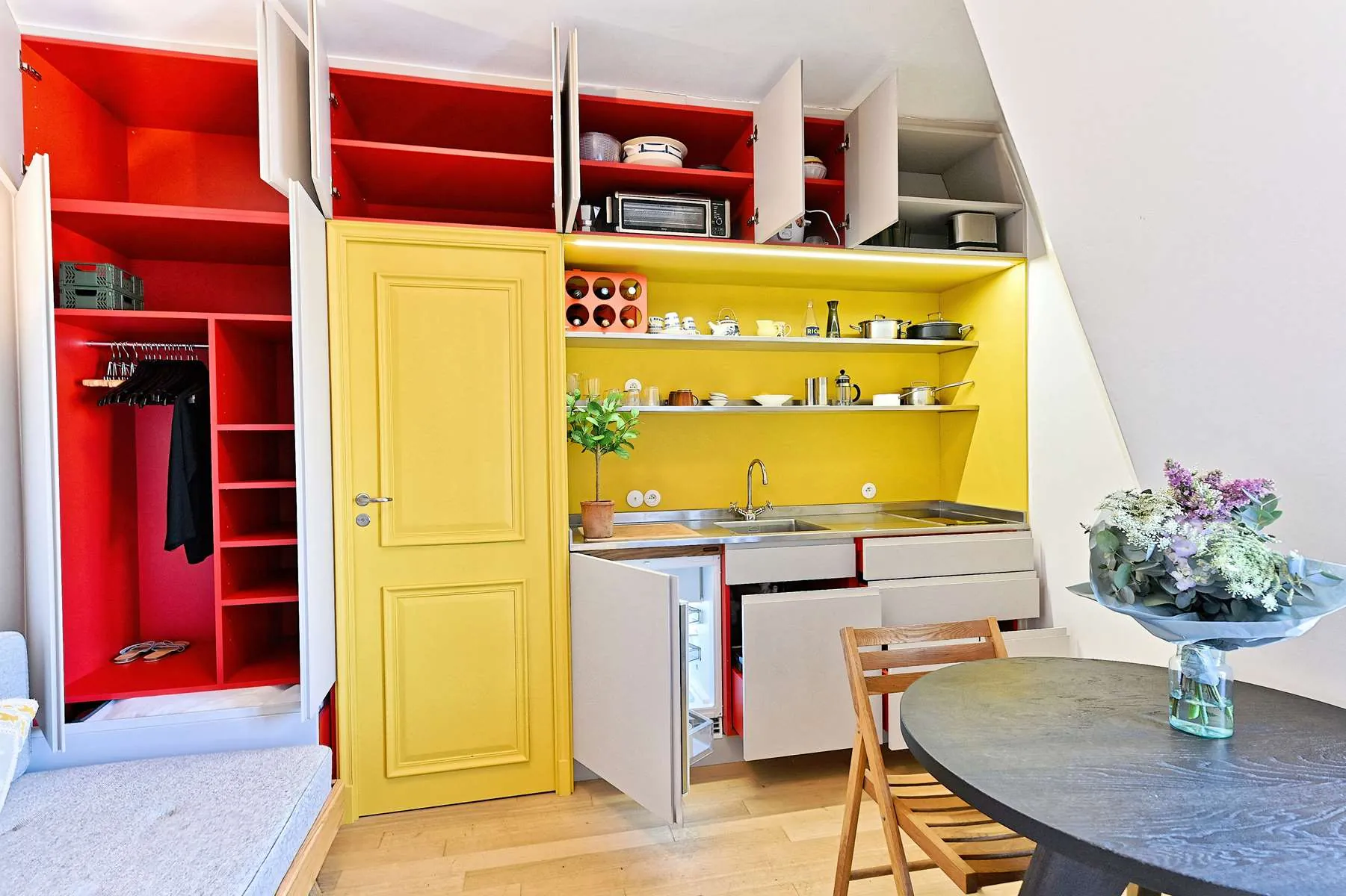 Studio lumineux rénové avec vue dégagée, ascenseur et emplacement privilégié à Paris 11e 
