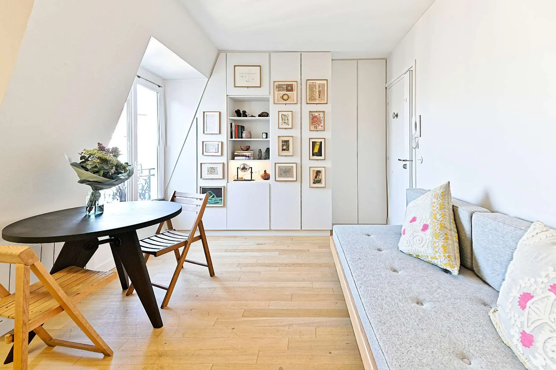 Studio lumineux rénové avec vue dégagée, ascenseur et emplacement privilégié à Paris 11e 