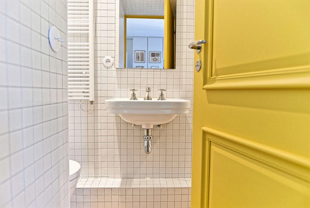 Studio lumineux rénové avec vue dégagée, ascenseur et emplacement privilégié à Paris 11e 