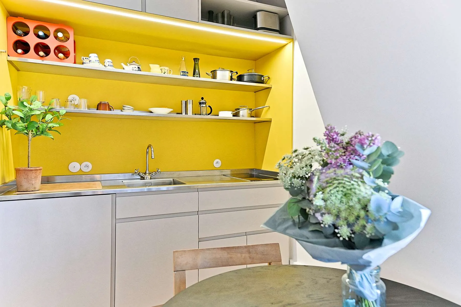 Studio lumineux rénové avec vue dégagée, ascenseur et emplacement privilégié à Paris 11e 