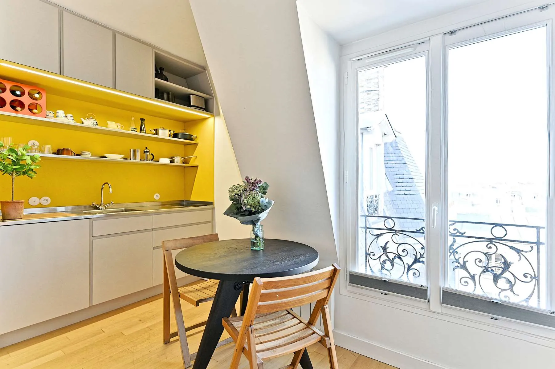 Studio lumineux rénové avec vue dégagée, ascenseur et emplacement privilégié à Paris 11e 