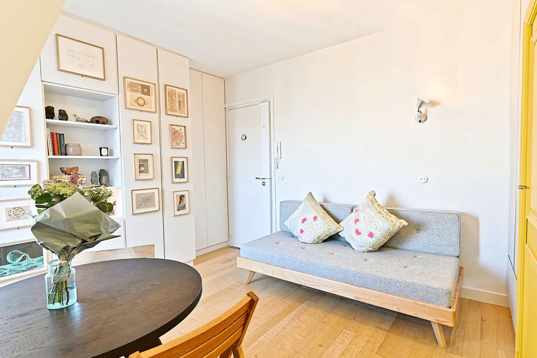 Studio lumineux rénové avec vue dégagée, ascenseur et emplacement privilégié à Paris 11e 