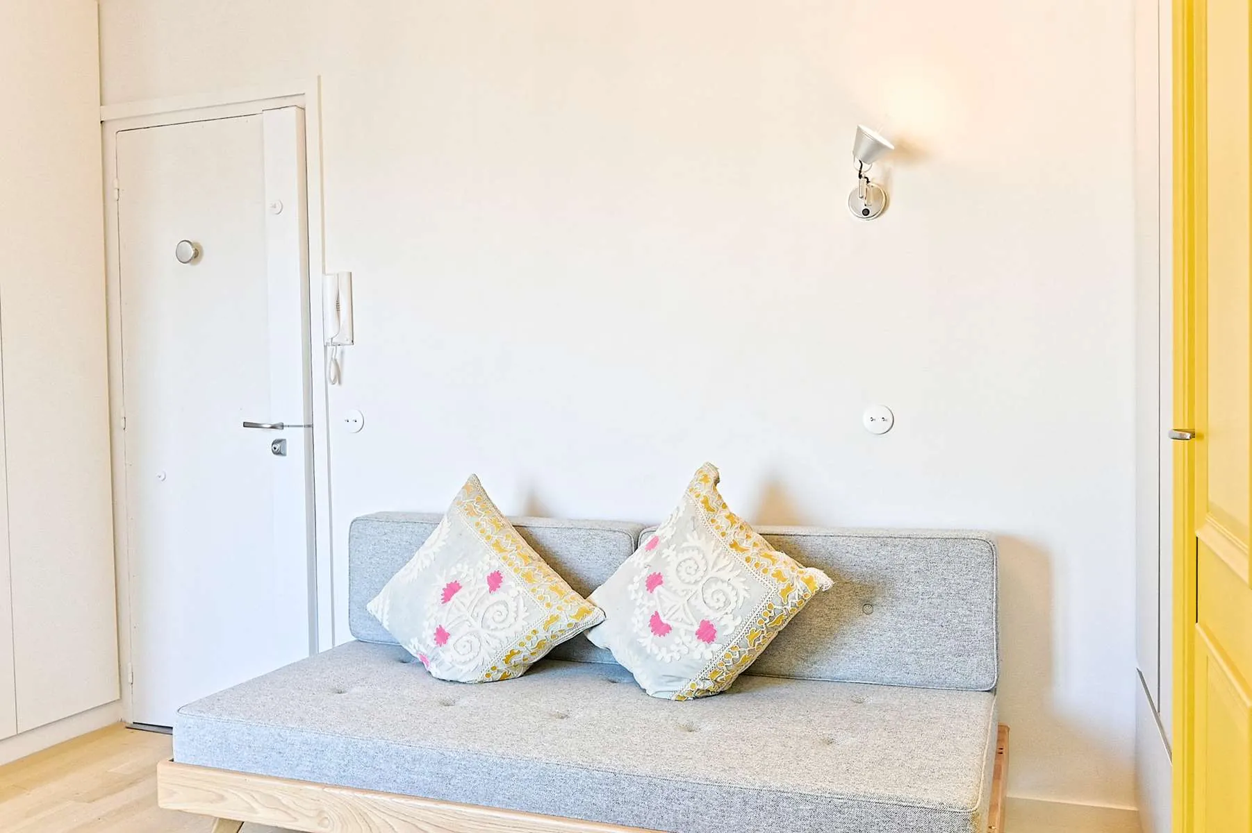 Studio lumineux rénové avec vue dégagée, ascenseur et emplacement privilégié à Paris 11e 