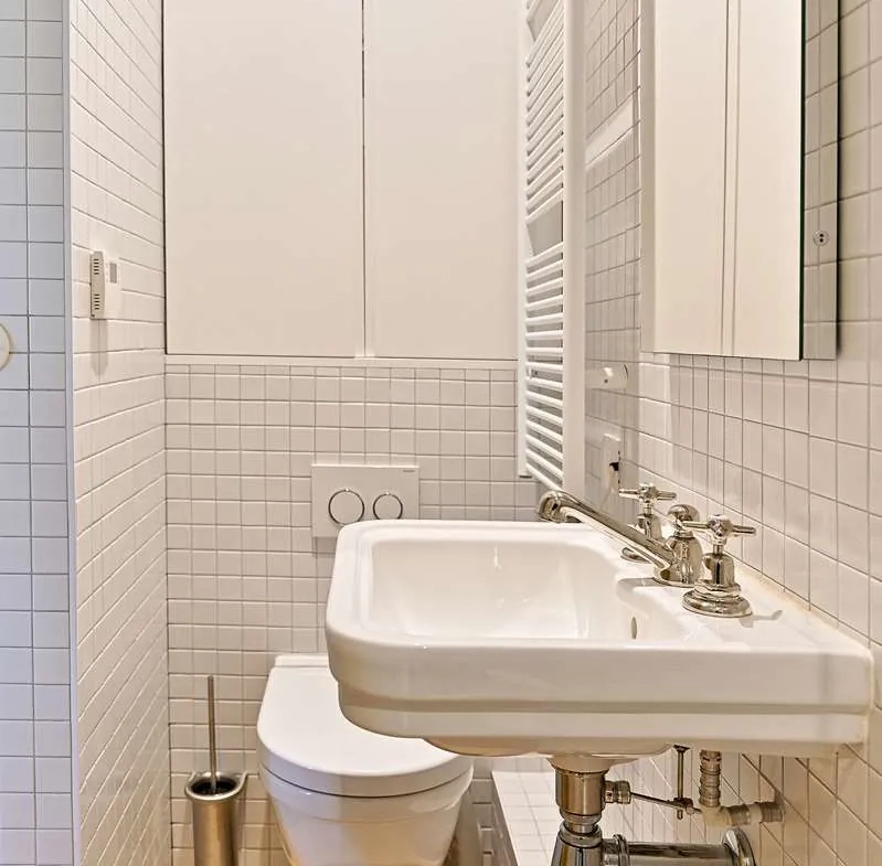 Studio lumineux rénové avec vue dégagée, ascenseur et emplacement privilégié à Paris 11e 