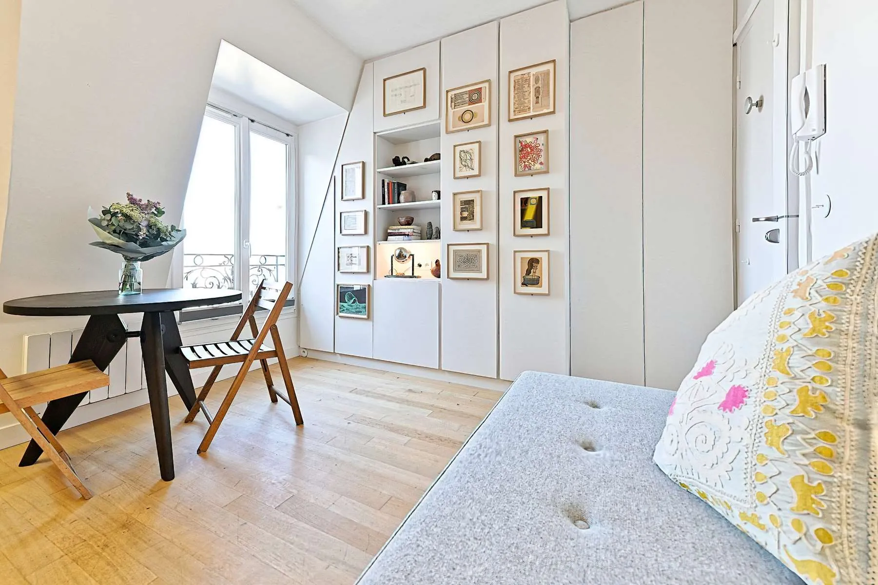 Studio lumineux rénové avec vue dégagée, ascenseur et emplacement privilégié à Paris 11e 