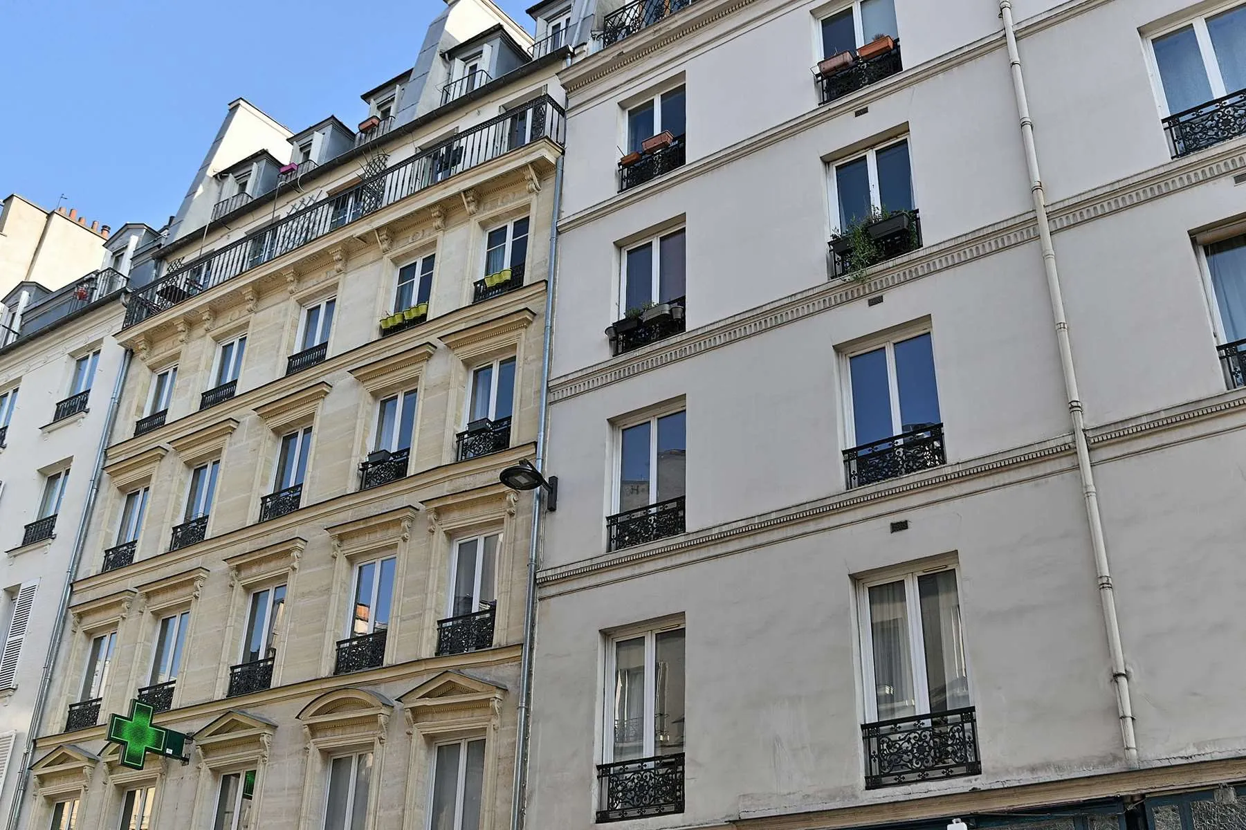 Studio lumineux rénové avec vue dégagée, ascenseur et emplacement privilégié à Paris 11e 