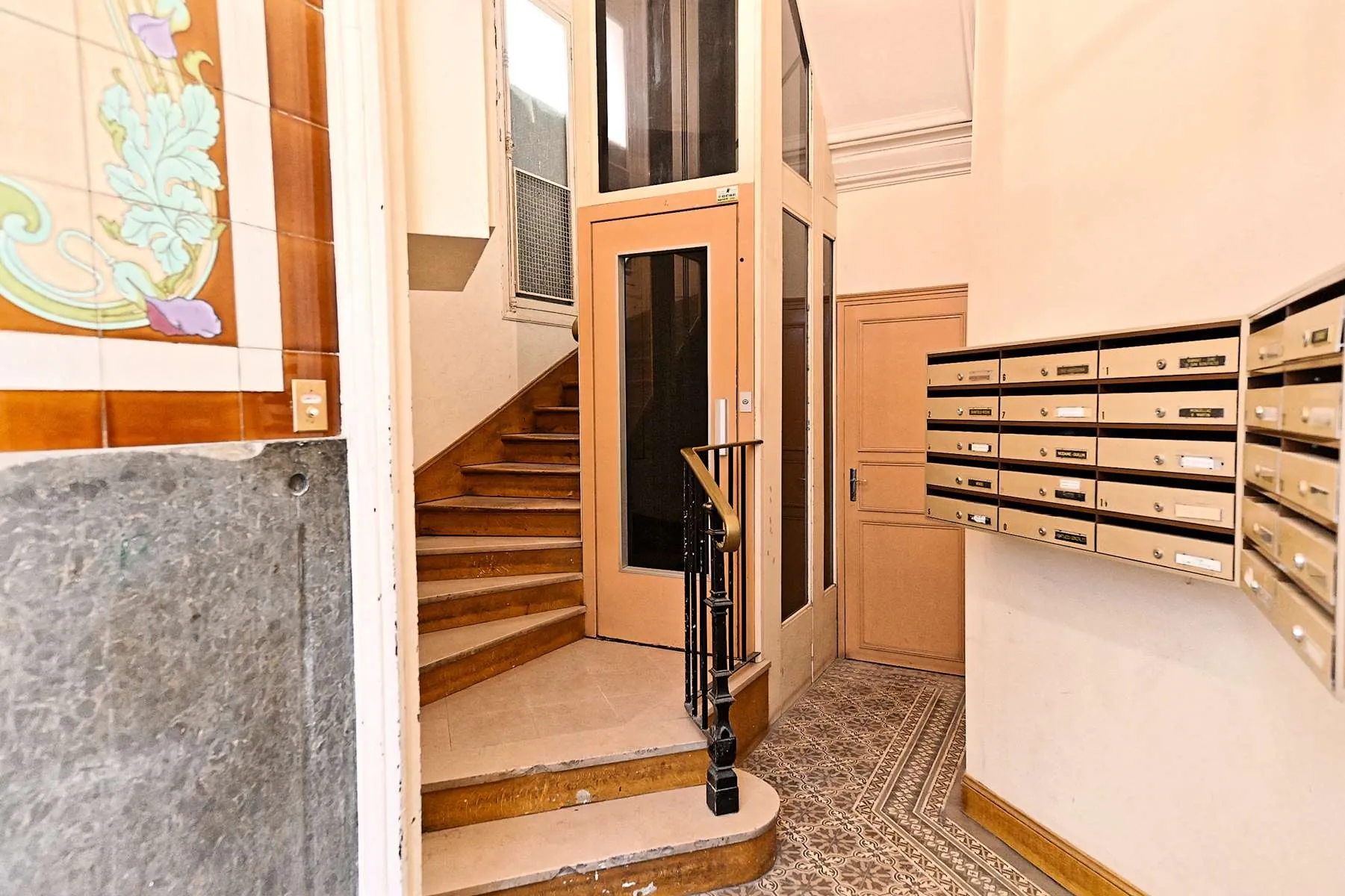 Studio lumineux rénové avec vue dégagée, ascenseur et emplacement privilégié à Paris 11e 
