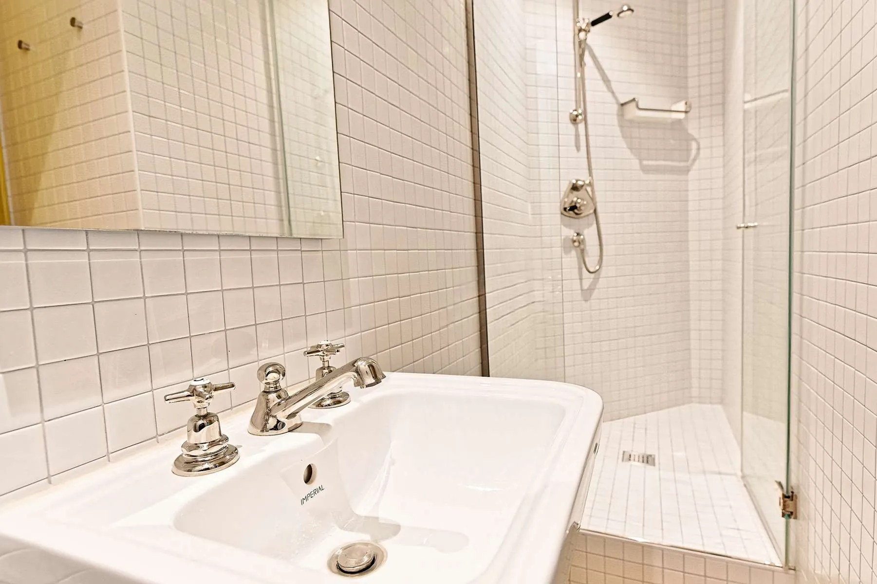 Studio lumineux rénové avec vue dégagée, ascenseur et emplacement privilégié à Paris 11e 