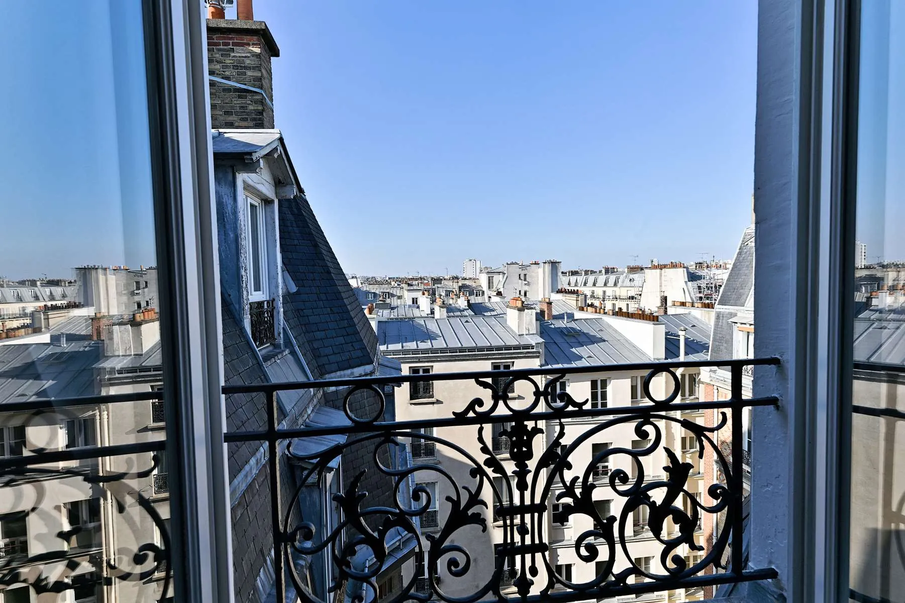 Studio lumineux rénové avec vue dégagée, ascenseur et emplacement privilégié à Paris 11e 